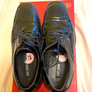Men’s dress shoes in black Size 12. Great condition.